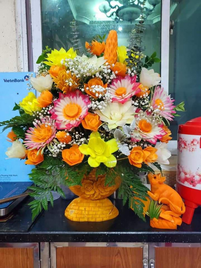 Lẵng hoa đầy màu sắc đi kèm với hình ảnh chú chuột ngộ nghĩnh.