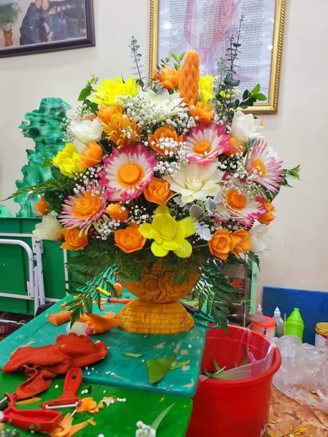 Dân mạng ngỡ ngàng trước lẵng hoa tỉa bằng rau củ đầy sắc màu của nhiều loại hoa - 3