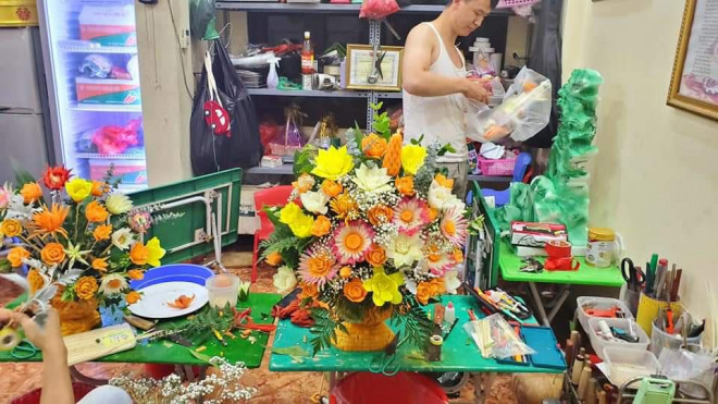 Dân mạng ngỡ ngàng trước lẵng hoa tỉa bằng rau củ đầy sắc màu của nhiều loại hoa - 5