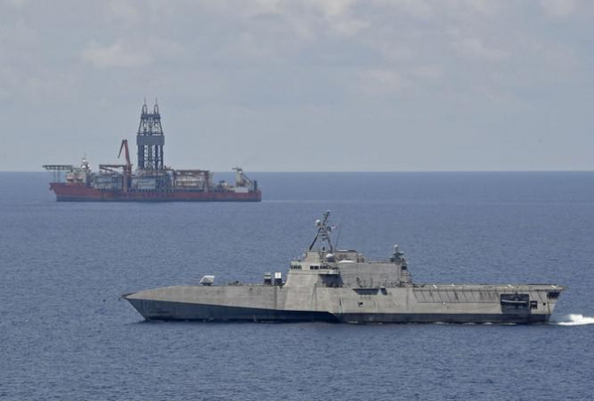 Tàu chiến Mỹ đi gần tàu thăm dò dầu khí West Capella do Malaysia thuê, hoạt động ở Biển Đông. Ảnh: Korea Herald