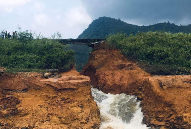 Đập vỡ khiến nhiều hộ dân phải sơ tán khẩn cấp, hàng chục ha hoa màu của người dân bị nhấn chìm.