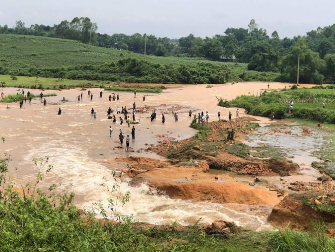 Vỡ đập thủy lợi, Phú Thọ khẩn trương di dời khẩn cấp 17 hộ dân quanh đập.