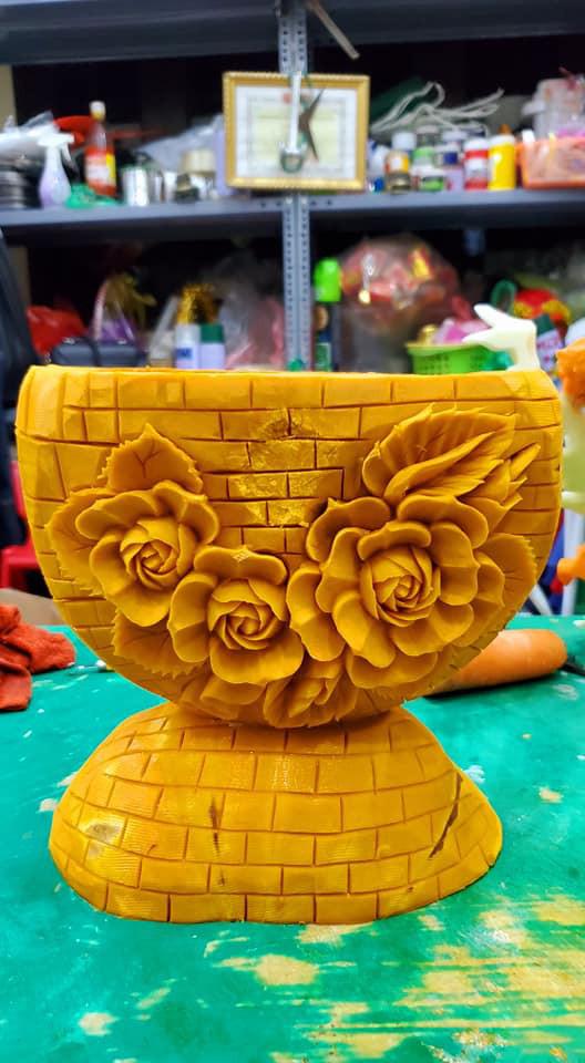 Bình khoa được khắc tỉa bằng quả bí đỏ, trông rất sắc nét.