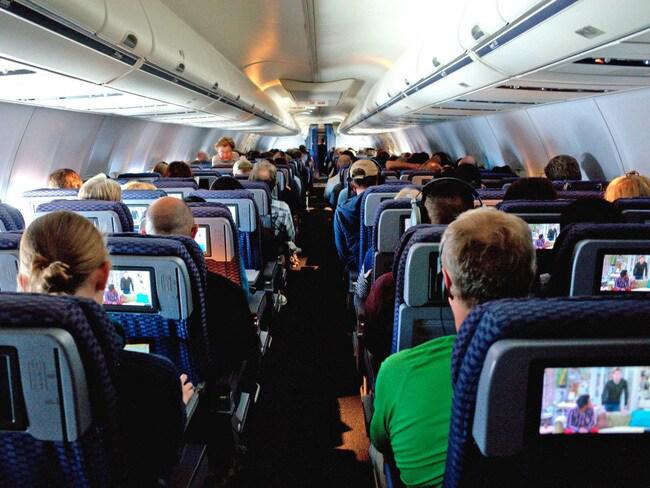 Theo quy định, thời điểm máy bay chuẩn bị cất và hạ cánh, hành khách phải dựng thẳng ghế ngồi
