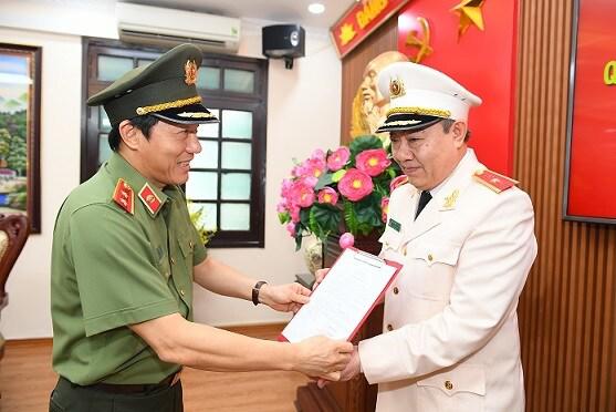 Thứ trưởng Lương Tam Quang trao Quyết định bổ nhiệm chức vụ Cục trưởng Cục An ninh chính trị nội bộ cho Thiếu tướng Đặng Ngọc Tuyến