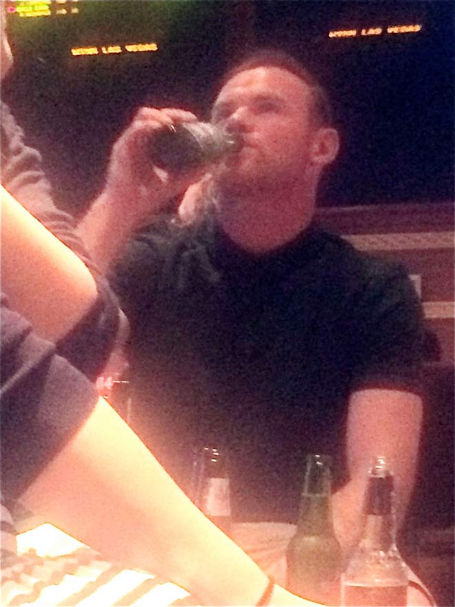 Wayne Rooney bị một đối thủ cũ tố cáo thường xuyên bắt gặp anh uống rượu như điên ở các quán bar