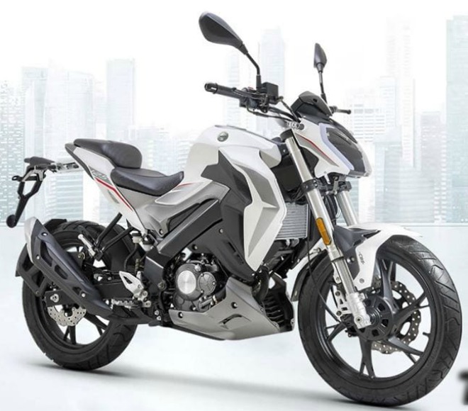 7. Tiếp theo là Benelli 125S, một mẫu xe côn tay cỡ nhỏ trang bị phuộc đảo chiều trước và giảm xóc đơn tùy chỉnh phía sau, lại có diện mạo ấn tượng. Xe đạt chỉ số tiêu thụ xăng ở mức 68,6 km/l trong điều kiện chạy ở tốc độ cố định liên tục và đạt chỉ số 43,5 km/l khi chạy ở đường đô thị.