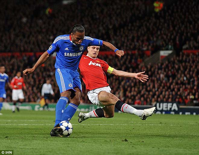 Vidic luôn phải đối đầu với những tiền đạo hàng đầu như Drogba