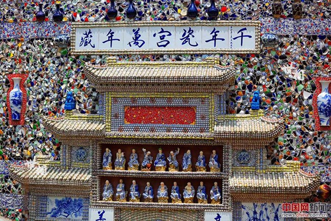 Bên ngoài, công trình có các nét trang trí đậm chất văn hóa Trung Quốc, còn bên trong có sàn và tường được phủ đầy các mảnh gốm, sứ và có những chiếc đĩa, bát được dùng làm đồ trang trí.
