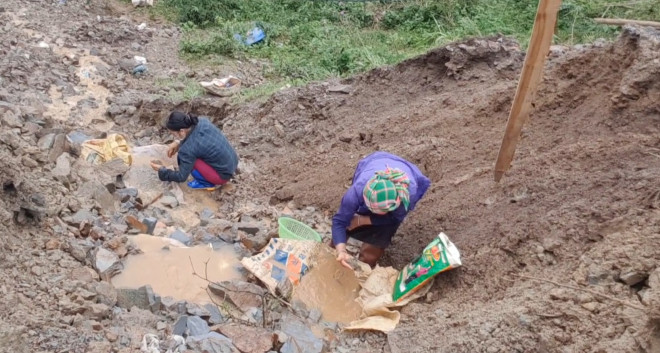 Tại thời điểm chúng tôi có mặt, khoảng hơn 10 thanh niên đang vật vờ trong khu lán sinh hoạt chờ đến ca làm buổi tối. Còn phía khai trường, hàng chục con người khác cả đàn ông lẫn phụ nữ đang tấp nập đào xới, sàng đãi. Tiếng máy nổ, máy khoan vang vọng cả một góc rừng…