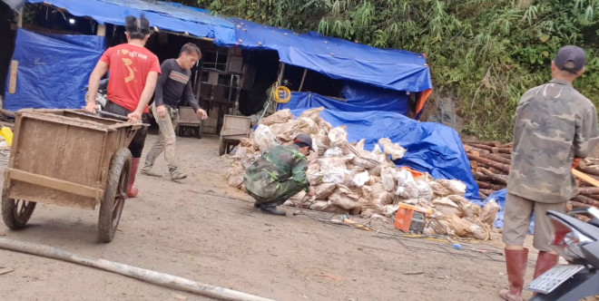 Ở mỏ vàng, hoạt động khai thác trái phép đang diễn ra trong khu đất thuộc quản lý của Công ty CP Vàng Lào Cai.