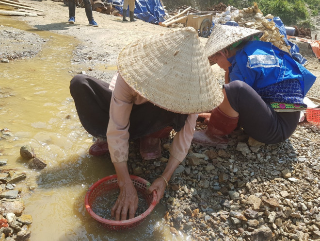 Theo B., vì là làm “tặc” nên cũng chẳng cần phải hợp đồng lao động hay trang bị các dụng cụ bảo hộ làm gì cho thêm tốn kém...