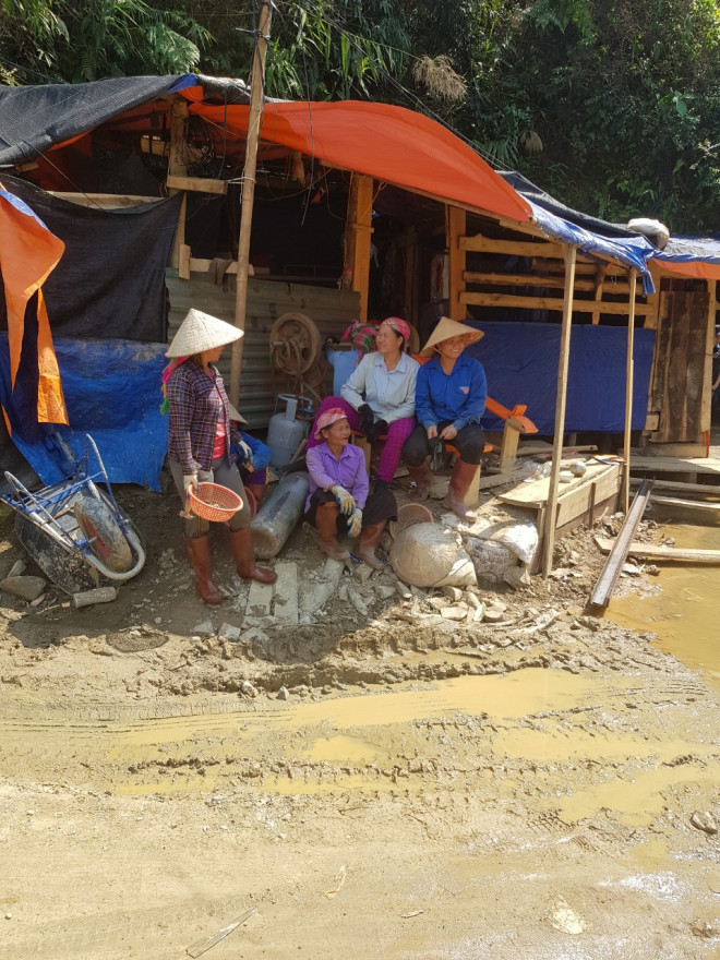 “Thời điểm cao nhất toàn xã có hơn 400 người nghiện. Người từ tứ xứ kéo đến, kiếm tiền dễ nên cứ rủ rê nhau rồi nghiện cả. Cuối cùng chẳng giúp được gì cho gia đình, cho cộng đồng, mà chỉ gây hại” - ông Minh nói sau tiếng thở dài.&nbsp;