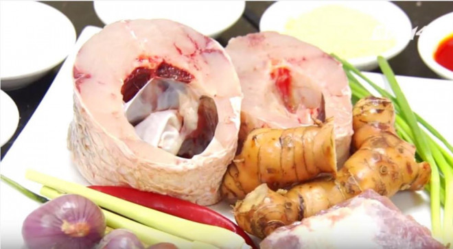 Cá đồng kho với gừng, riềng, sả, hành khô... và thêm 1 thìa nước cốt dừa béo ngậy