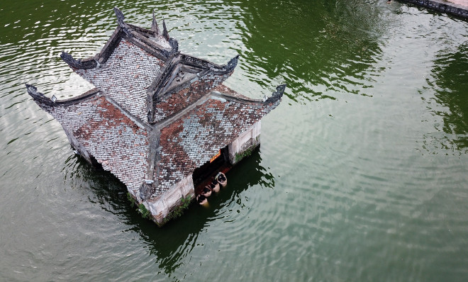 Cứ đến chiều là trẻ em ở làng Đa Phúc, Thuỵ Khuê thuộc xã Sài Sơn (Quốc Oai, Hà Nội) lại ra hồ Long Trì, trước cửa chùa Thầy để tắm.