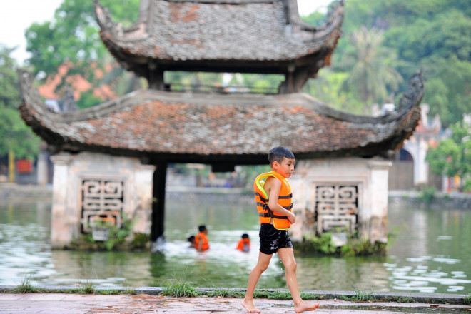 Tại đây, hồ nước tuy không quá sâu nhưng hầu hết trẻ nhỏ đều được gia đình trang bị áo phao bơi.