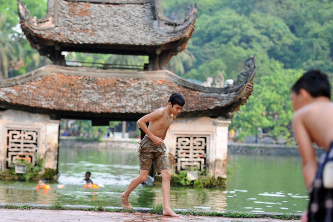 Không chỉ là nơi tắm mát, noi đây còn được các anh lớn giỏi bơi lội thể hiện những màn tung hứng trên mặt nước.