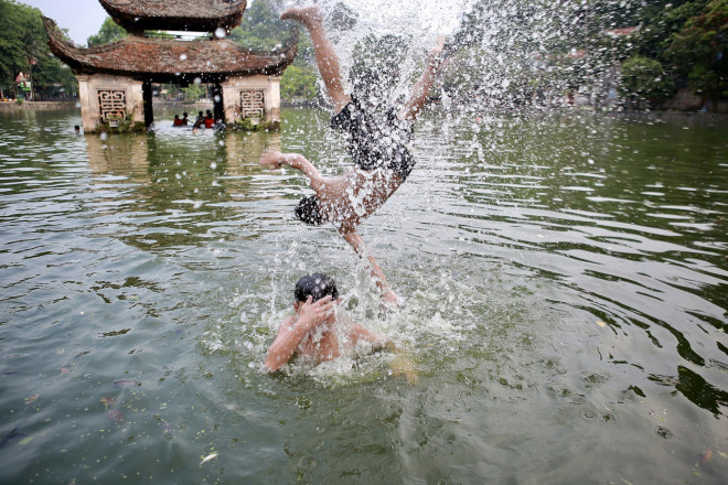 Trong những ngày hè nóng nực này, thì đây là một cách mà các em nhỏ dùng để xua tan cái nóng.