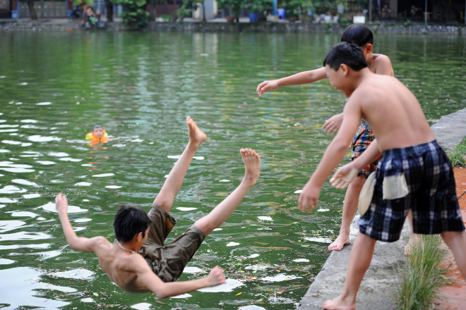 Với trẻ lớn hơn và đã biết bơi thường tắm theo từng nhóm, các em được thỏa sức vùng vẫy bằng những trò chơi cùng bạn bè.