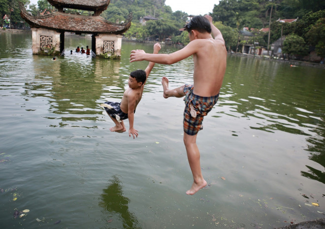 Trổ tài với màn nhào lộn.