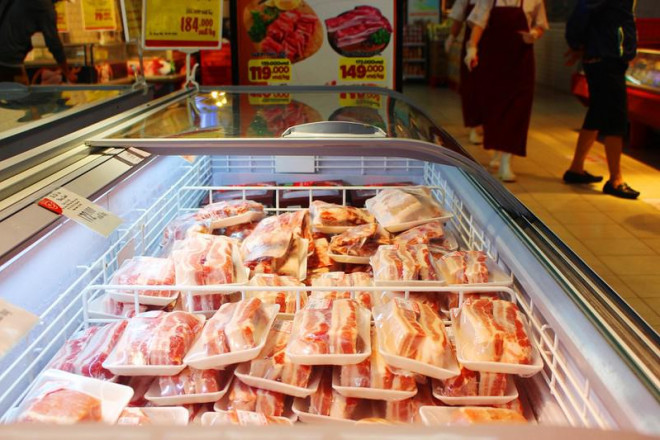 Thịt heo đông lạnh nhập khẩu được bày bán trong siêu thị. Ảnh: TÂN