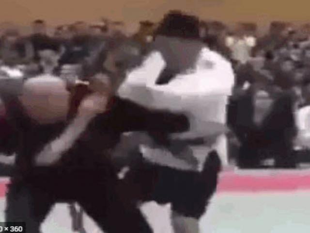 Thượng đài với võ sĩ MMA, võ sư "truyền điện" bị đánh cho bẽ mặt