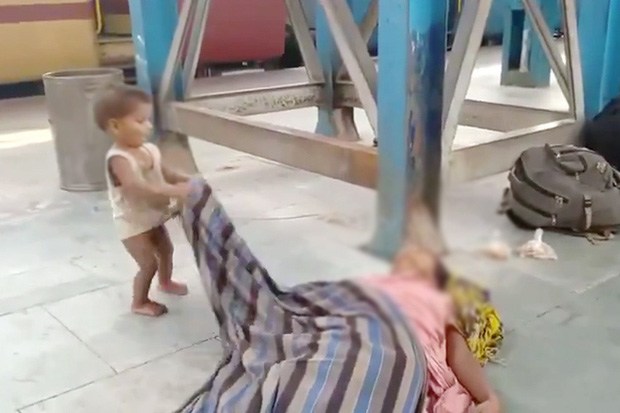 Bé trai bất lực gọi mẹ giữa sân ga mà không biết mẹ đã qua đời, ai xem cũng khóc - 1