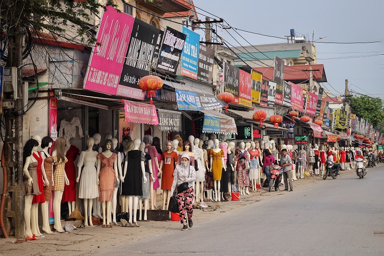 Hình ảnh choáng ngợp chưa từng thấy tại phố Dốc Lã (Ninh Hiệp – Hà Nội) khiến nhiều người qua đường tự hỏi, không biết ở đây bán quán áo hay bán ma-nơ-canh?