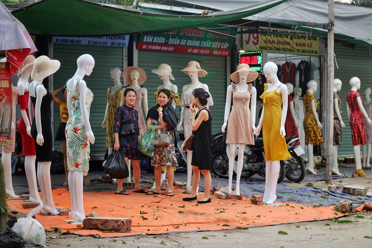 Nếu như những cửa hàng ở nơi khác chỉ trưng bày 2 đến 3 ma-nơ-canh làm mẫu, thì một cửa hàng ở Dốc Lã phải trưng bày khoảng 10 ma-nơ-canh khác nhau.