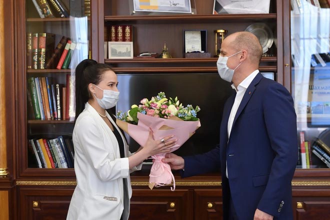 &nbsp;Alina Zagitova nhận bó hoa chúc mừng sinh nhật từ thành viên Chính phủ Nga hôm 18/5
