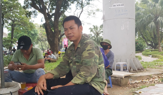 Từ ông chủ bãi ngao, anh Trần Văn Thoan phải lên Hà Nội làm thợ đụng, kiếm tiền trả nợ