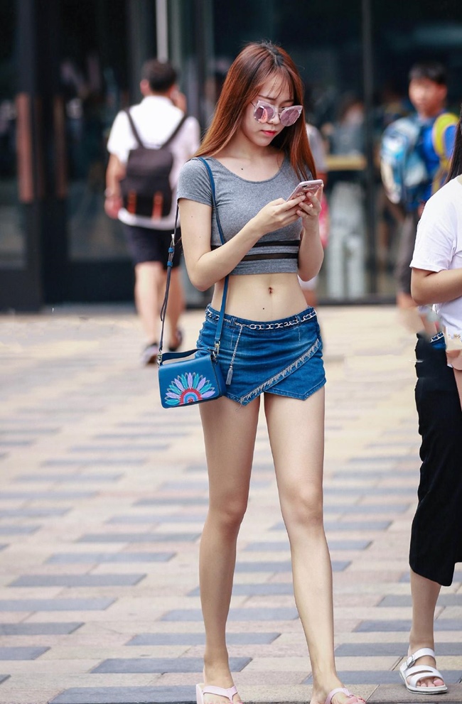 Đầu tiên là bởi áo croptop vốn ngắn, quần cạp trễ lại hở quá nhiều nên nhìn bộ trang phục không được căn bằng độ dài ngắn.
