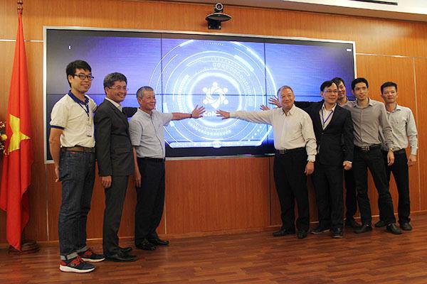 Thứ trưởng Bộ TT&amp;TT Nguyễn Thành Hưng và các doanh nghiệp ấn nút khai trương hệ thống giải pháp Hội nghị trực tuyến CoMeet