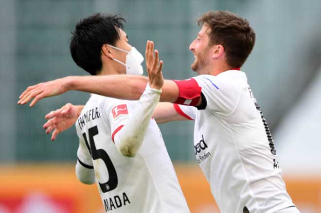 Kamada (trái) ghi bàn quyết định giúp Frankfurt thắng trận cầu khó khăn