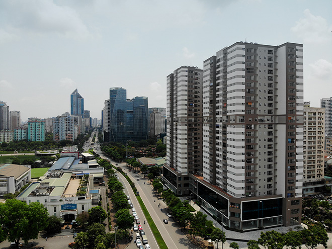 Trục đường Lê Văn Lương đang phải chịu sức ép về hạ tầng giao thông bởi hàng loạt dự án chung cư, nhà cao tầng mọc&nbsp;lên 2 bên đường và phụ cận