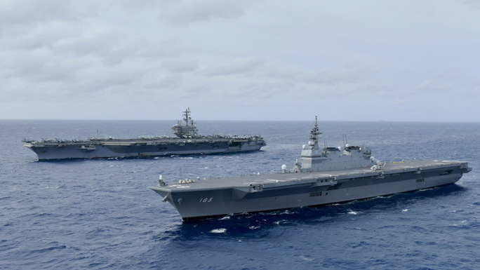 Tàu JS Izumo (phải) và tàu sân bay USS Ronald Reagan trong cuộc tập trận ở biển Đông từ ngày 19-20.6.2019. Ảnh: Hải quân Mỹ