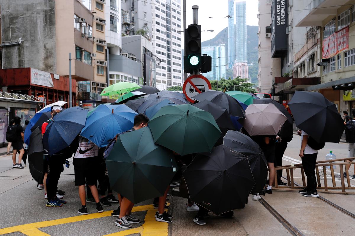 Người biểu tình Hồng Kông với những chiếc ô (ảnh: Reuters)