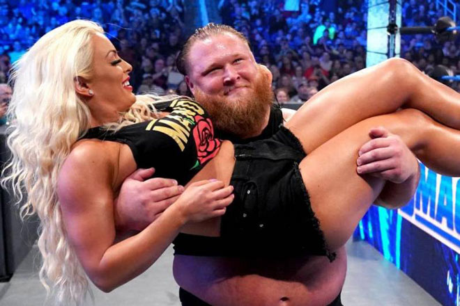 Rose và Otis công khai chuyện tình cảm trên sàn đấu WWE