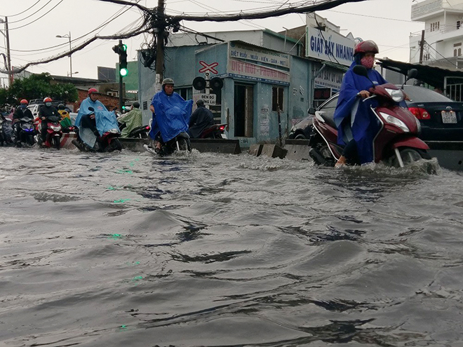 Đường ngập như sông sau mưa, dân Sài Gòn tả tơi “bơi” về nhà - 1