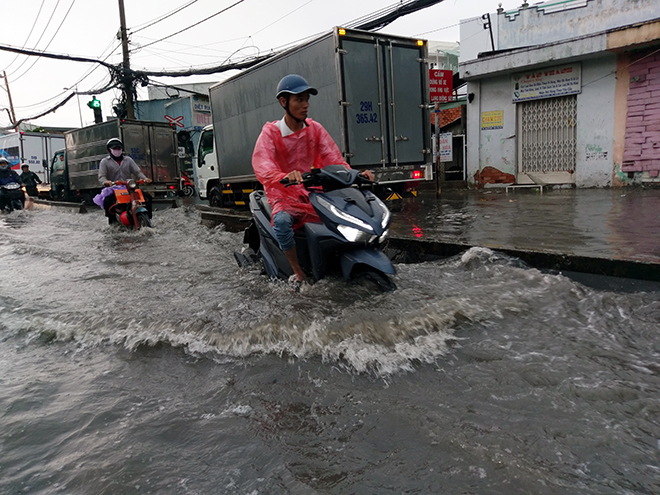 Nhiều đoạn dốc nước chảy cuồn cuộn, sóng đánh văng tung tóe hai bên đường khi có xe tải chạy qua.