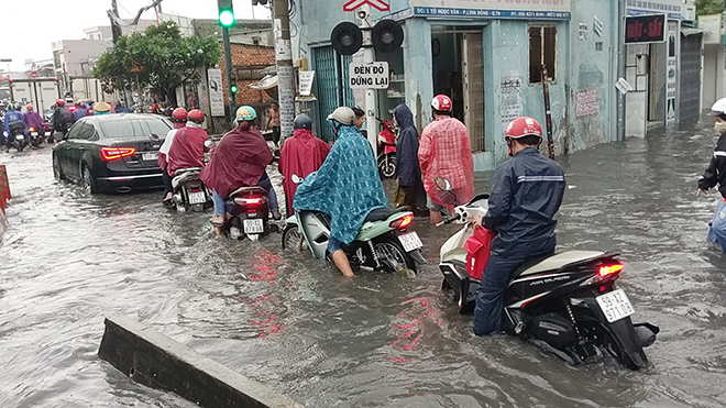 Đường ngập như sông sau mưa, dân Sài Gòn tả tơi “bơi” về nhà - 3