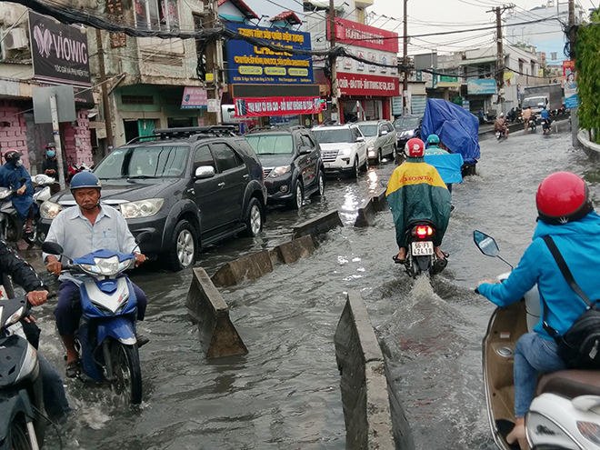 &nbsp;Nhiều đoạn dải phân cách bằng bê tông bị sóng nước đẩy văng khỏi vị trí giữa đường.