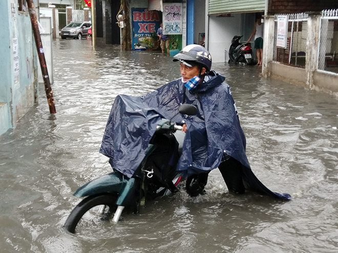 Đường ngập như sông sau mưa, dân Sài Gòn tả tơi “bơi” về nhà - 6