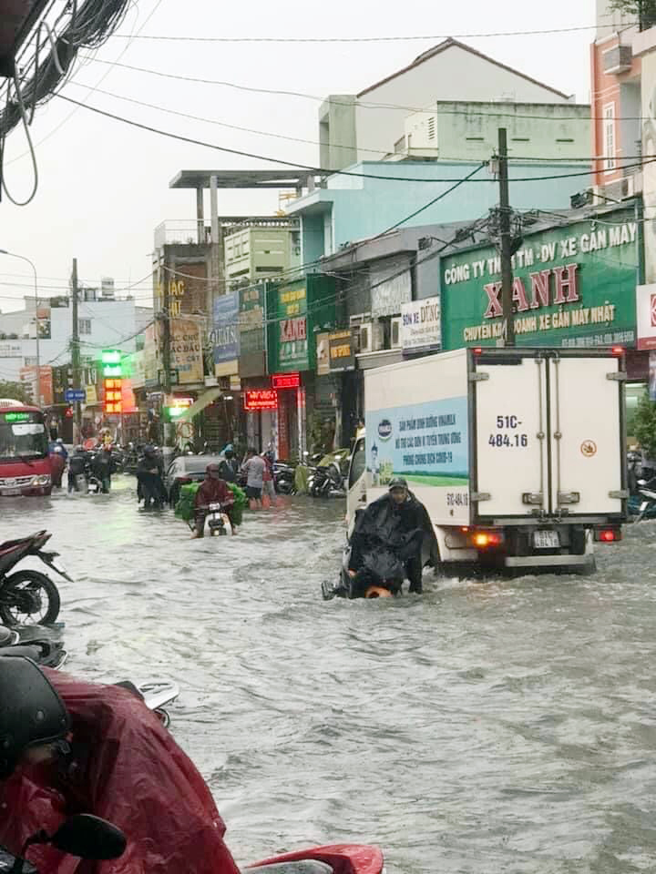 Từ đường hẻm tới đường lớn khắp nơi đều ngập khiến người dân phải gồng mình đẩy xe chết máy “bơi” trên đường.