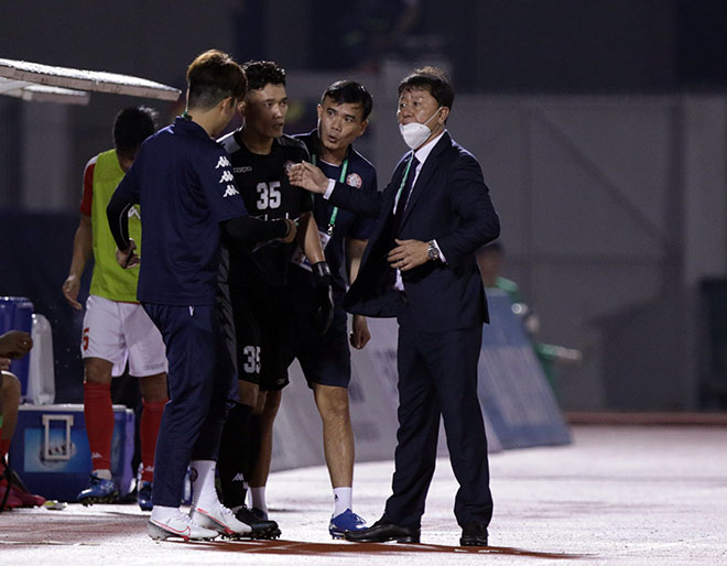 Những phút cuối trận đấu giữa TP.HCM và Đà Nẵng ở vòng 1/8 Cúp Quốc gia 2020 trên sân vận động Thống Nhất, thủ môn Bùi Tiến Dũng bất ngờ được HLV Chung Hae Soung gọi vào để chuẩn bị thủ tục thay người.