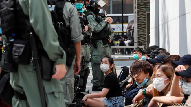 Người biểu tình Hong Kong phản đối luật an ninh mới bị cảnh sát khống chế ngày 27-5. Ảnh: REUTERS&nbsp;