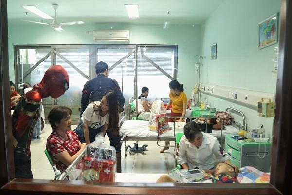 Nhóm từ thiện hóa trang thành các siêu anh hùng tặng quà các cháu tại Bệnh viện Nhi Trung ương vào ngày 30/5.