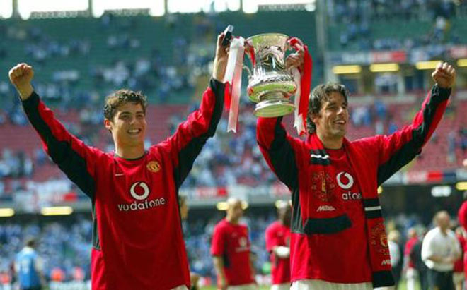 Ronaldo mở tỷ số, còn Ruud van Nistelrooy lập cú đúp giúp MU vùi dập Millwall 3-0 để đoạt cúp FA năm 2004