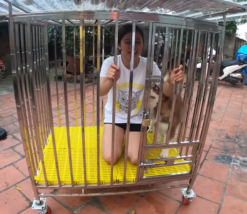 Hưng Vlog lừa nhốt em gái để quay clip gây tranh cãi dữ dội - 2