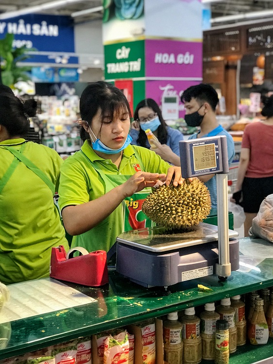 Những ngày này, nhân viên siêu thị phải làm việc liên tục, thậm chí chỉ để phục vụ khách hàng tới mua sầu riêng.